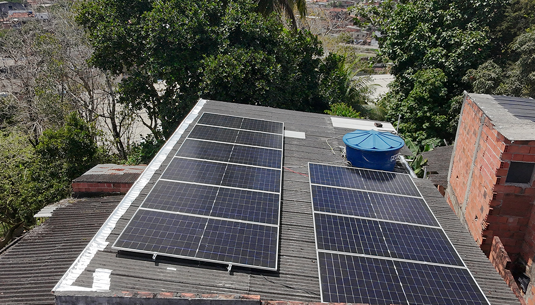 Módulos solares instalados pela DGE em telhado de telhas onduladas