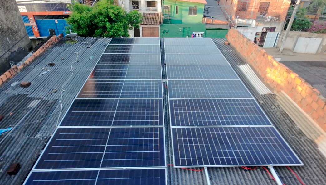 Módulos solares instalados pela DGE em telhado de telhas onduladas