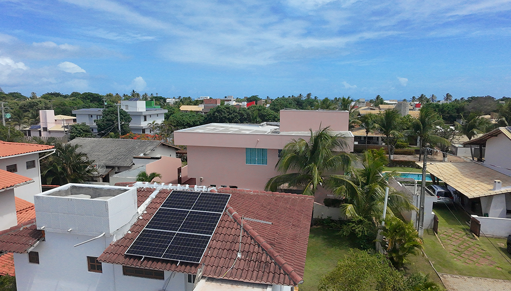 Módulos solares instalados pela DGE no telhado cerâmico de uma residência